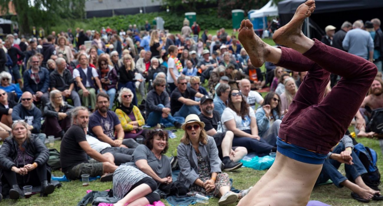 Kun for forrykte festival - Foto af Søren Schnoor - publikum - hippie på hovedet